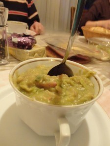 讓湯匙在湯裡立正站好是一碗成功豌豆湯的條件。（©Olivia Dung攝影）