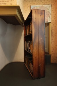 通過這個祕密書櫃，是安妮和家人躲藏的密室。（© Anne Frank House，Cris Toala Olivares攝影）