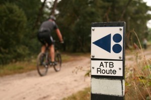 沿著 ATB Route 標誌騎自行車就可以順利抵達終點。(來源:Eerste mountainbikeroute binnen 'Mountainbike-netwerk Salland' geopend!) 20140814_mountainbikinginNL3
